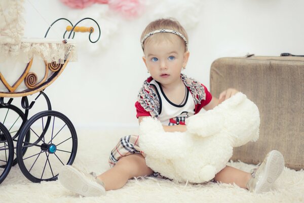 Fotoshooting für ein kleines Mädchen mit Spielzeug