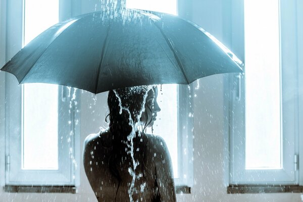 Fille avec un parapluie sous la pluie