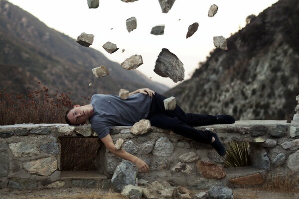 Hombre se acuesta a dormir sobre piedras