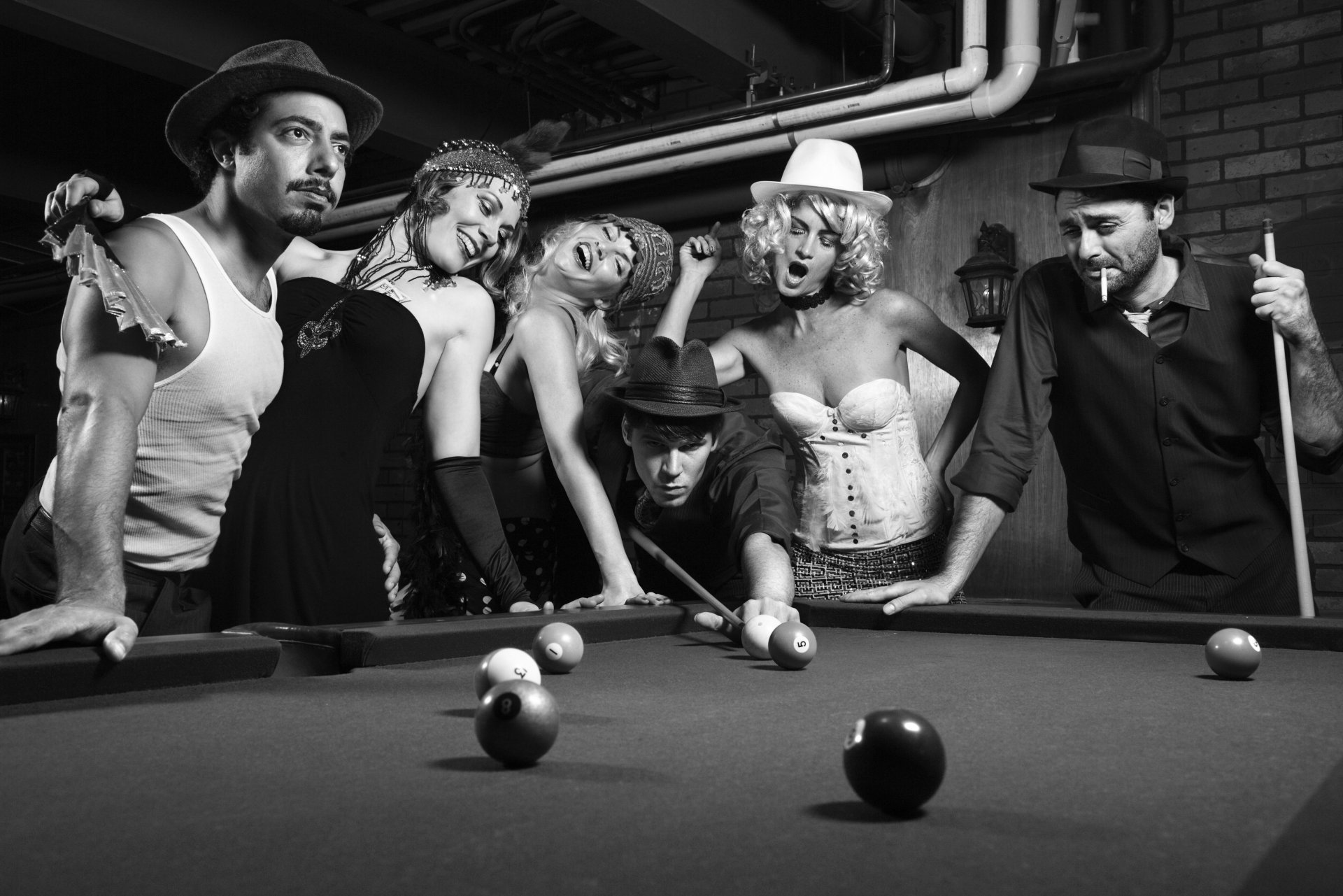 foto schwarz und weiß vintage pocket billard billard party rivalität jungs mädchen retro