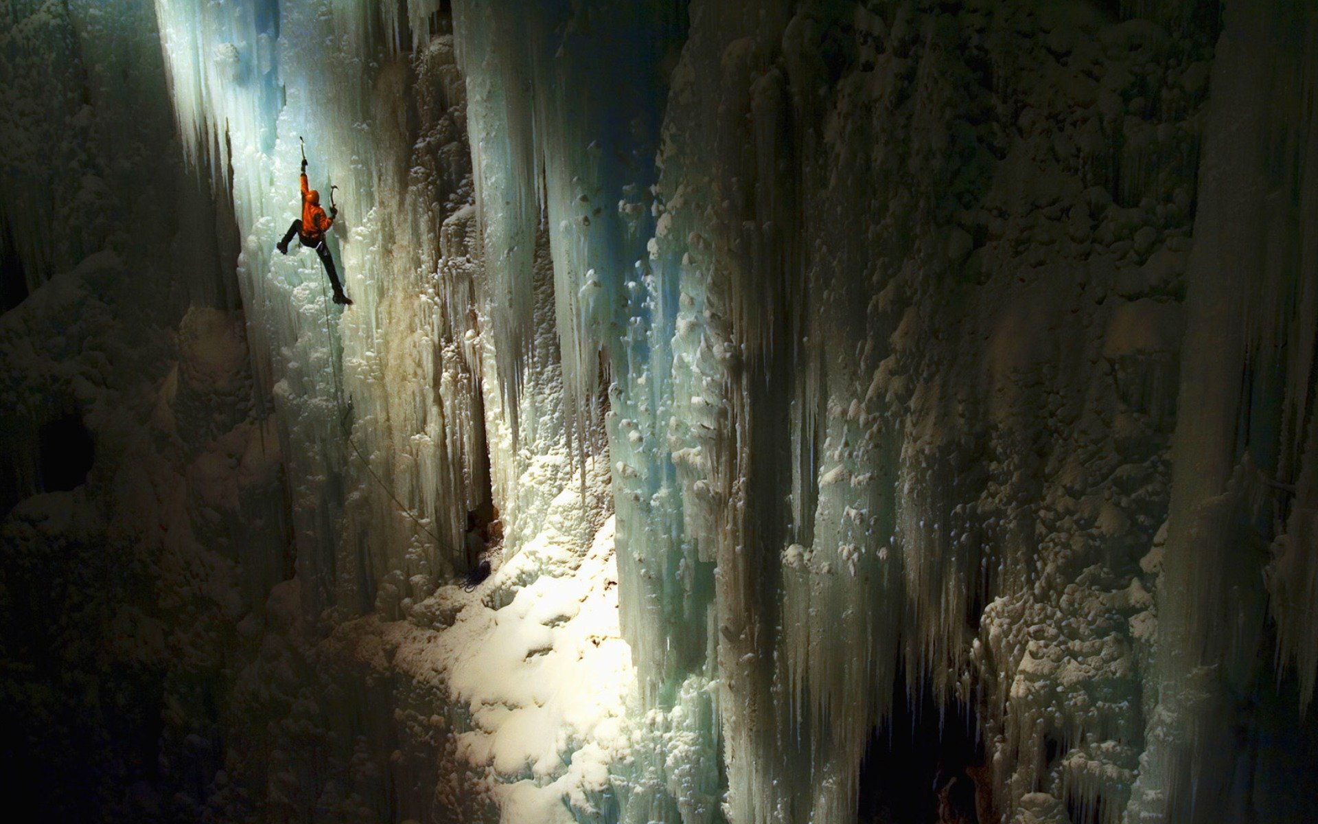 cueva paredes hielo altitud escalador luz rayos superficie blanco situación