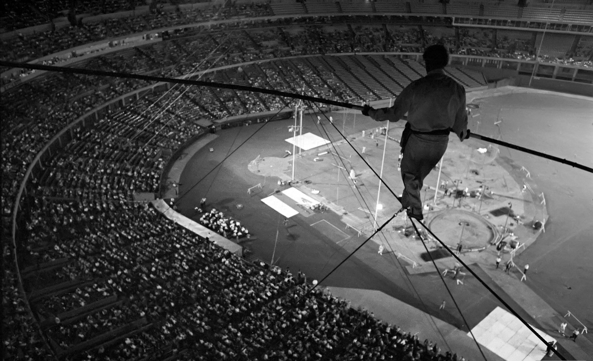 situazione funambolo arena spettatori cupola vousota adrenalina rischio foto