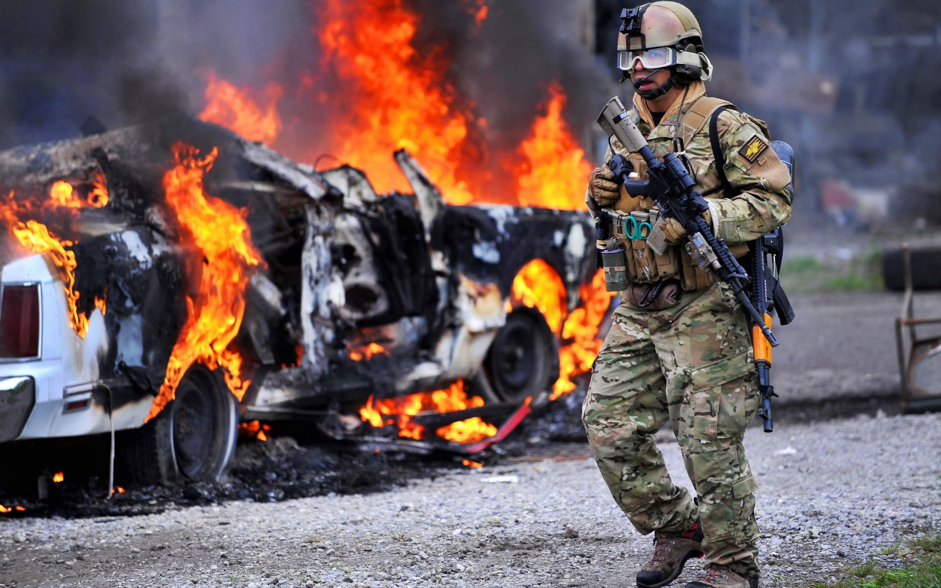 voiture feu soldat équipement fusil route