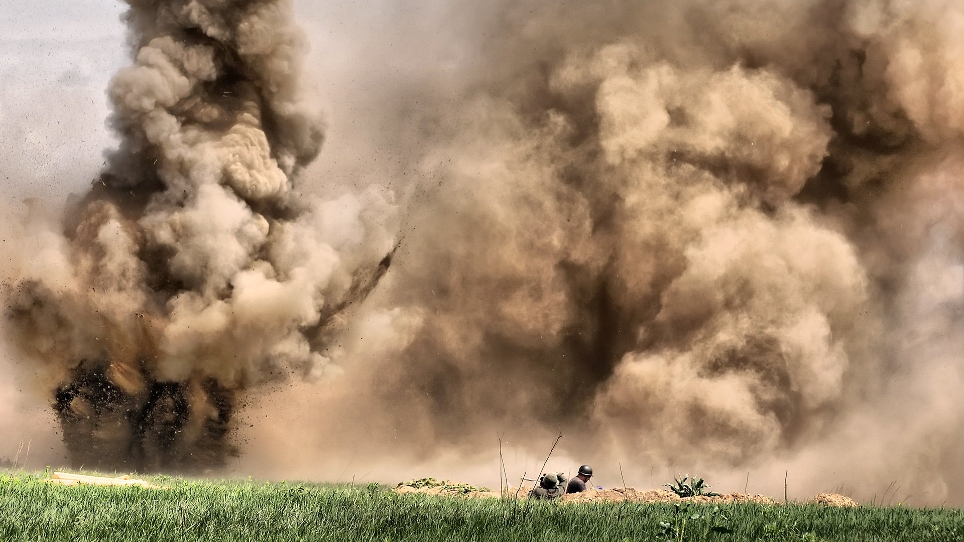 les militaires les actions l explosion les soldats de la poussière