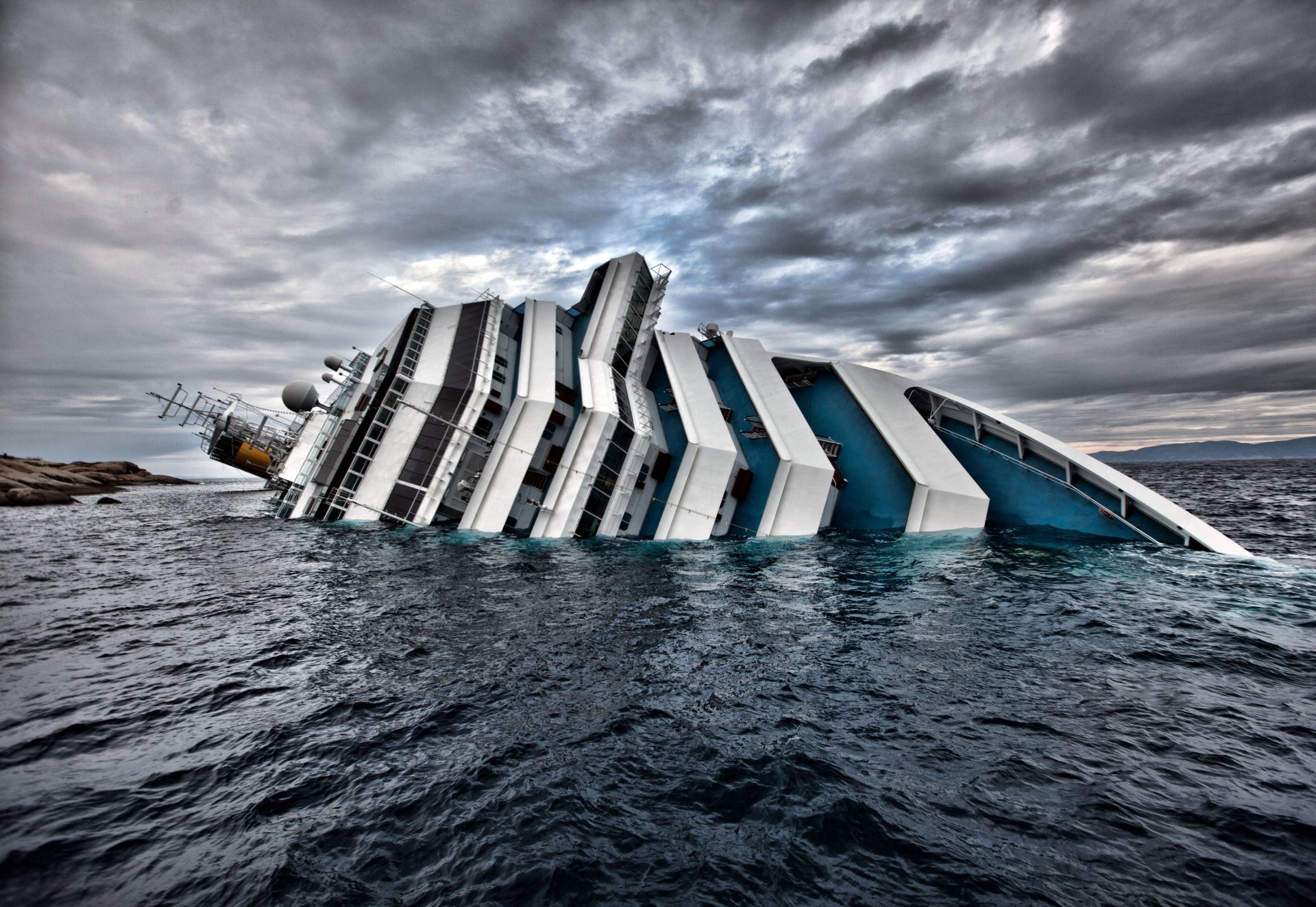 liniowiec statek costa concordia wrak włochy titanic tapety