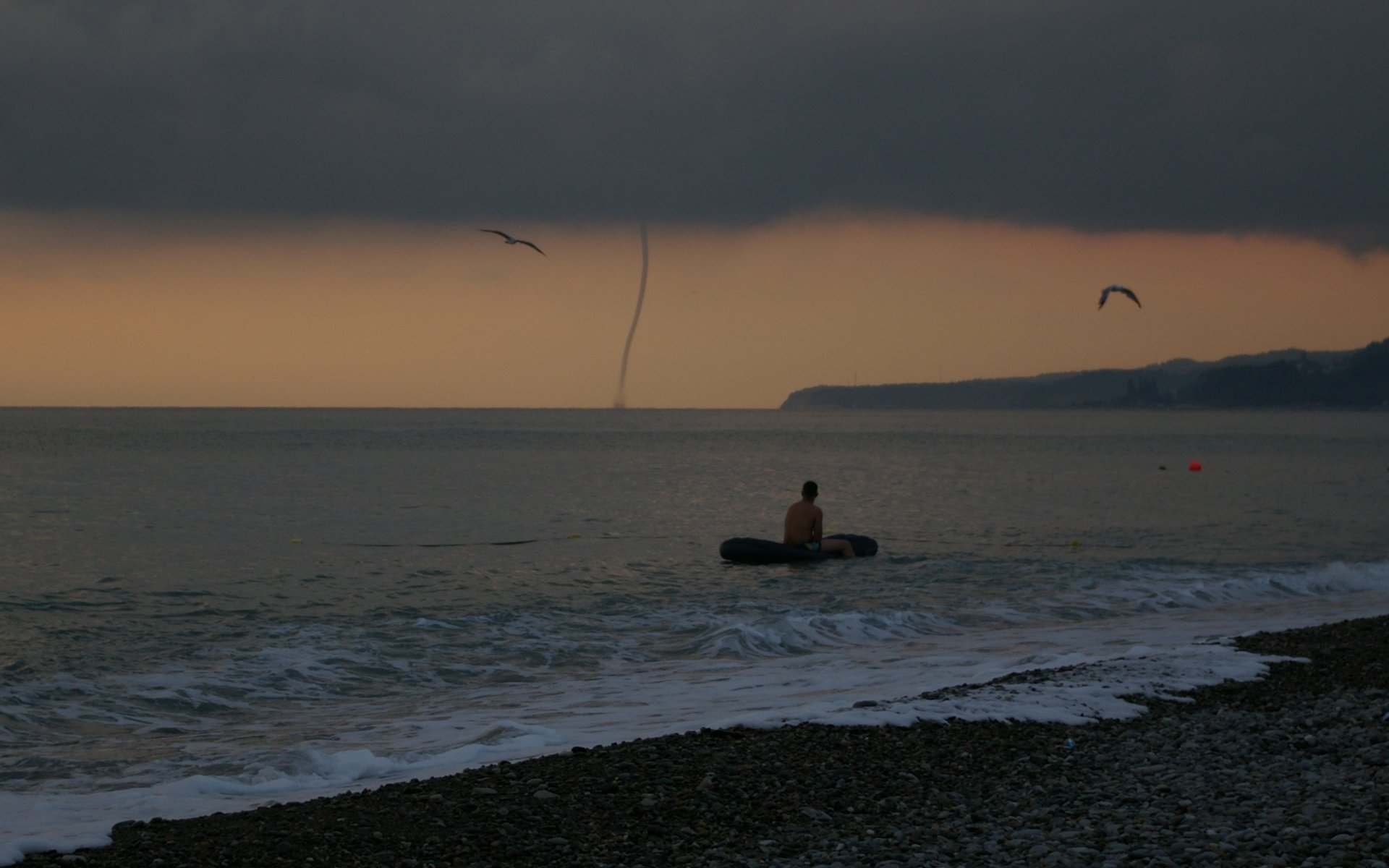 une tornade tornade la mer le rivage