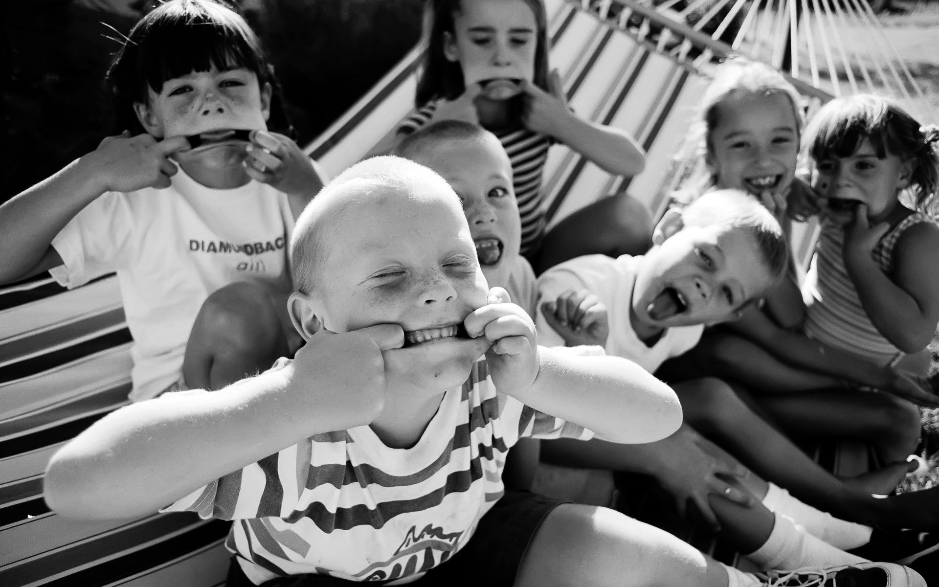 les enfants les émotions grimaçant la joie