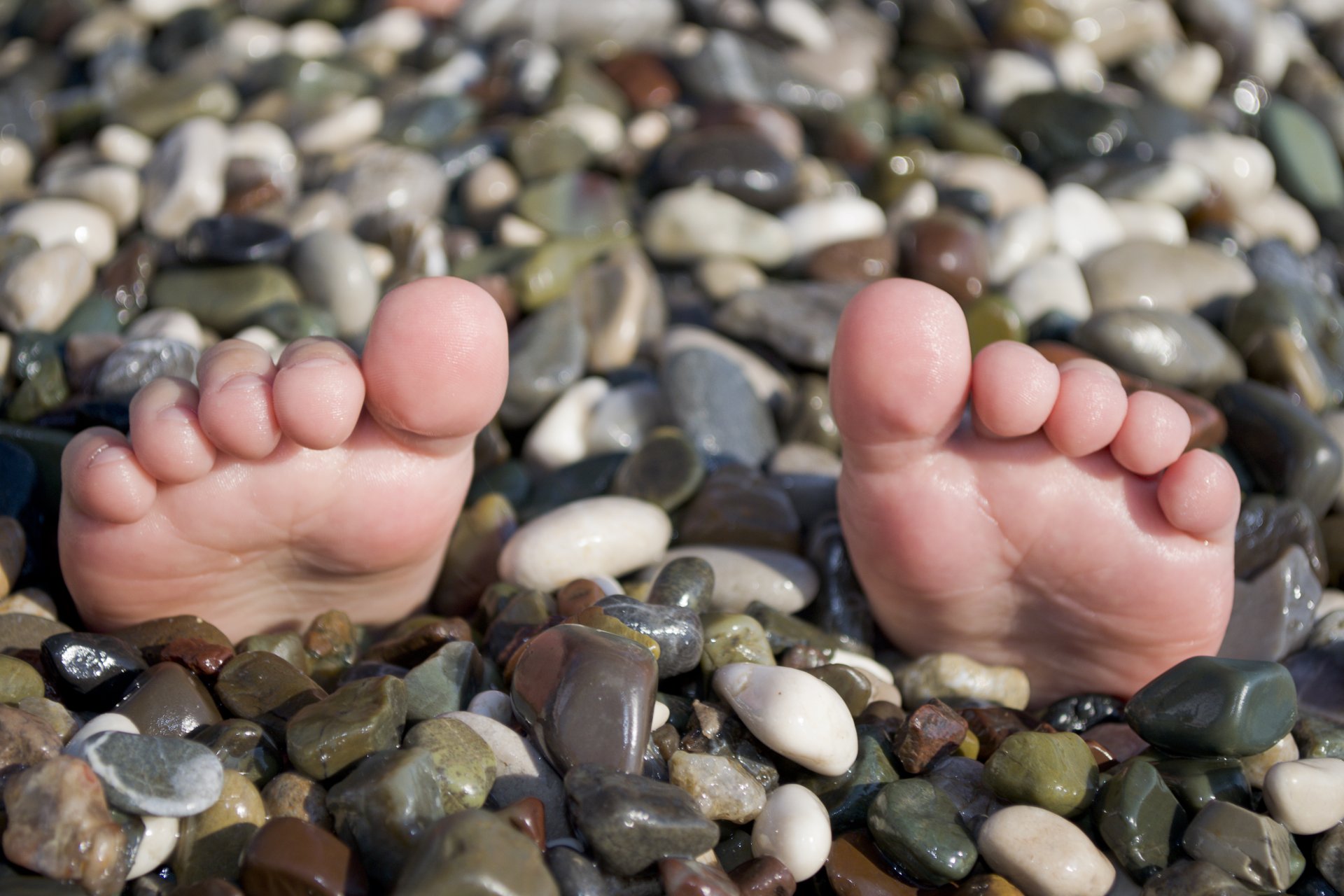 situation de l été la plage les pieds.les galets la mer le taquet