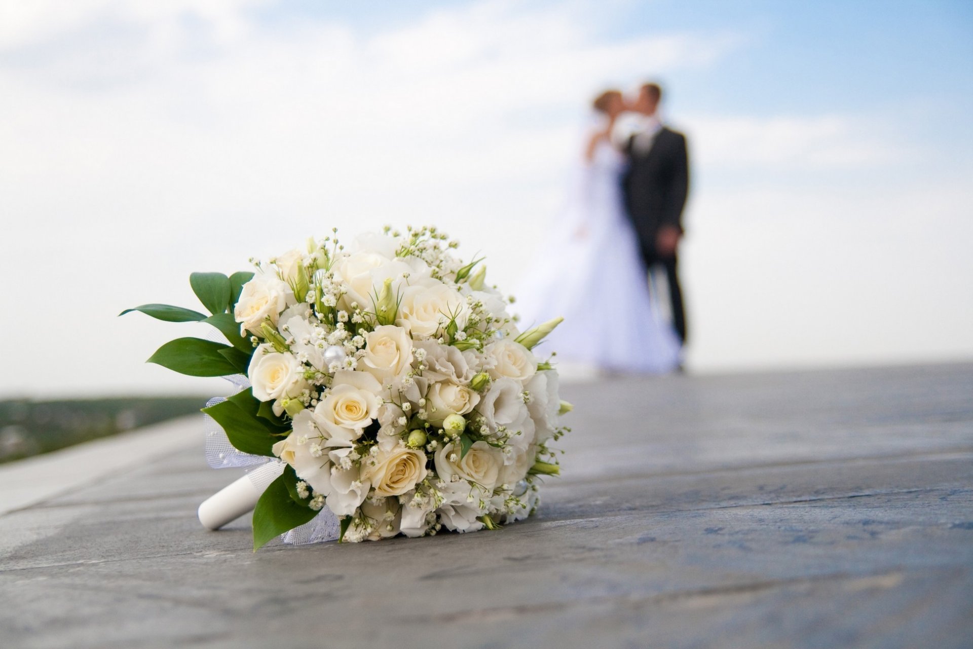 hochzeit bräutigam braut unschärfe hochzeitsstrauß nahaufnahme