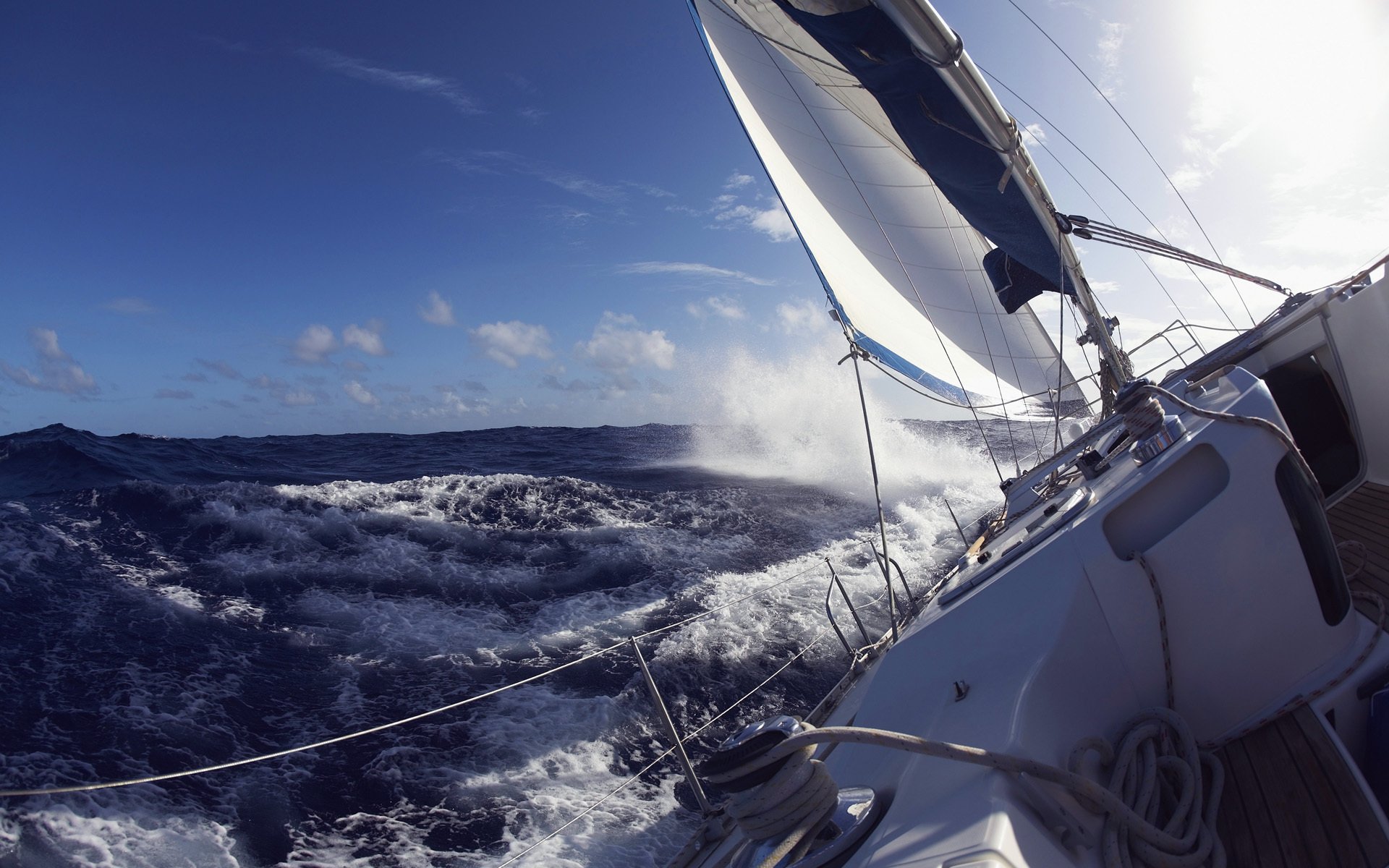 le yacht la mer les vagues le pont la voile leers le ciel le jour la situation l ambiance