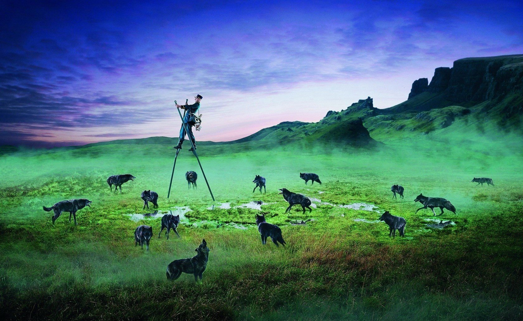 campo sera uomo postino animali lupi paura trampoli