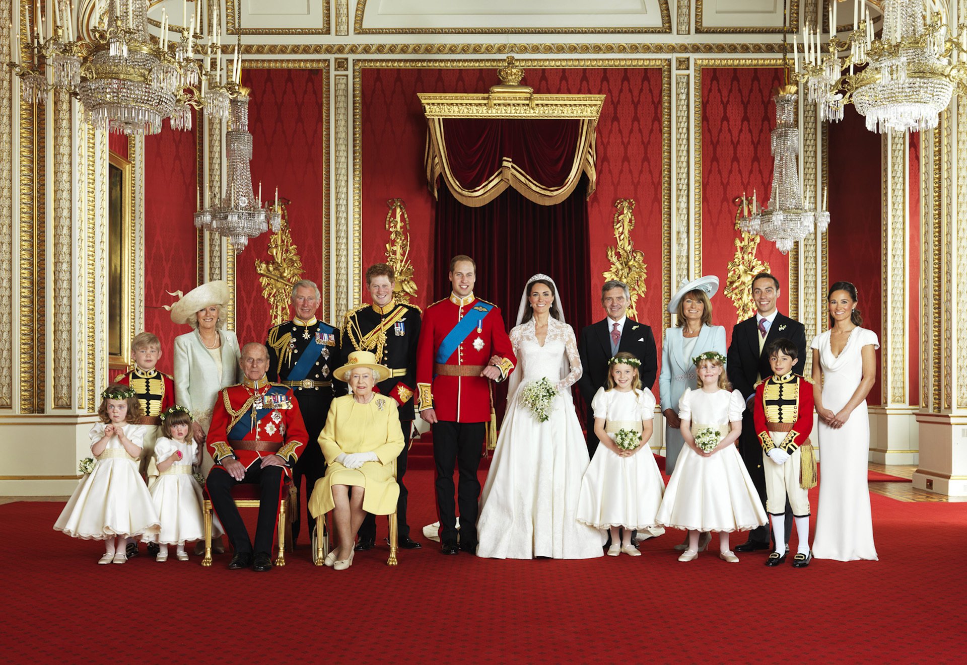 hochzeit familienporträt prinz von wales kate katherine middleton harry elizabeth kinder jungen mädchen tanten onkel