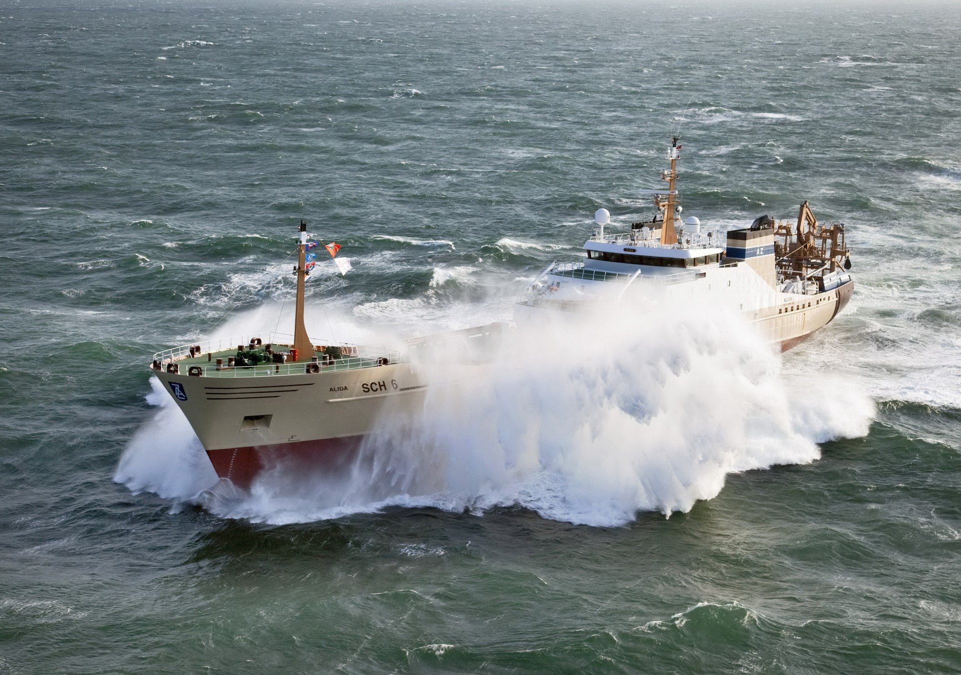 barco mar olas tormenta salpicaduras extremo