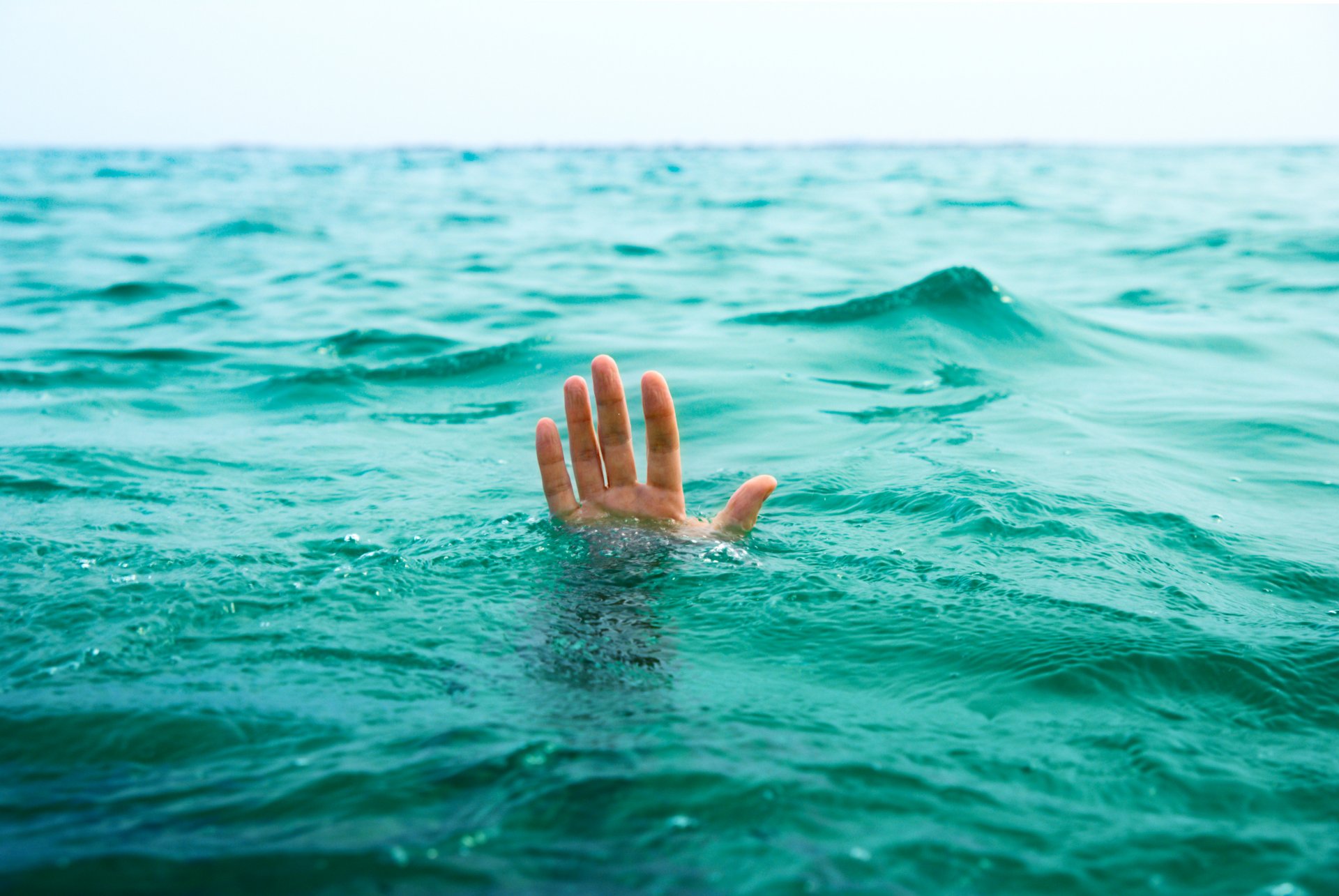 situaciones chico mano se hunde mar océano agua ayuda muerte vida