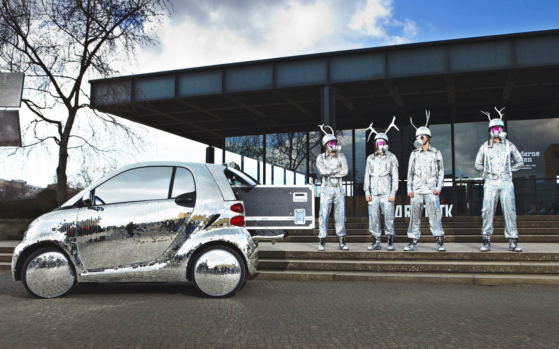 coche mini llantas reflexión brillo personas cascos cuernos máscara de gas espejo cofre ropa monos