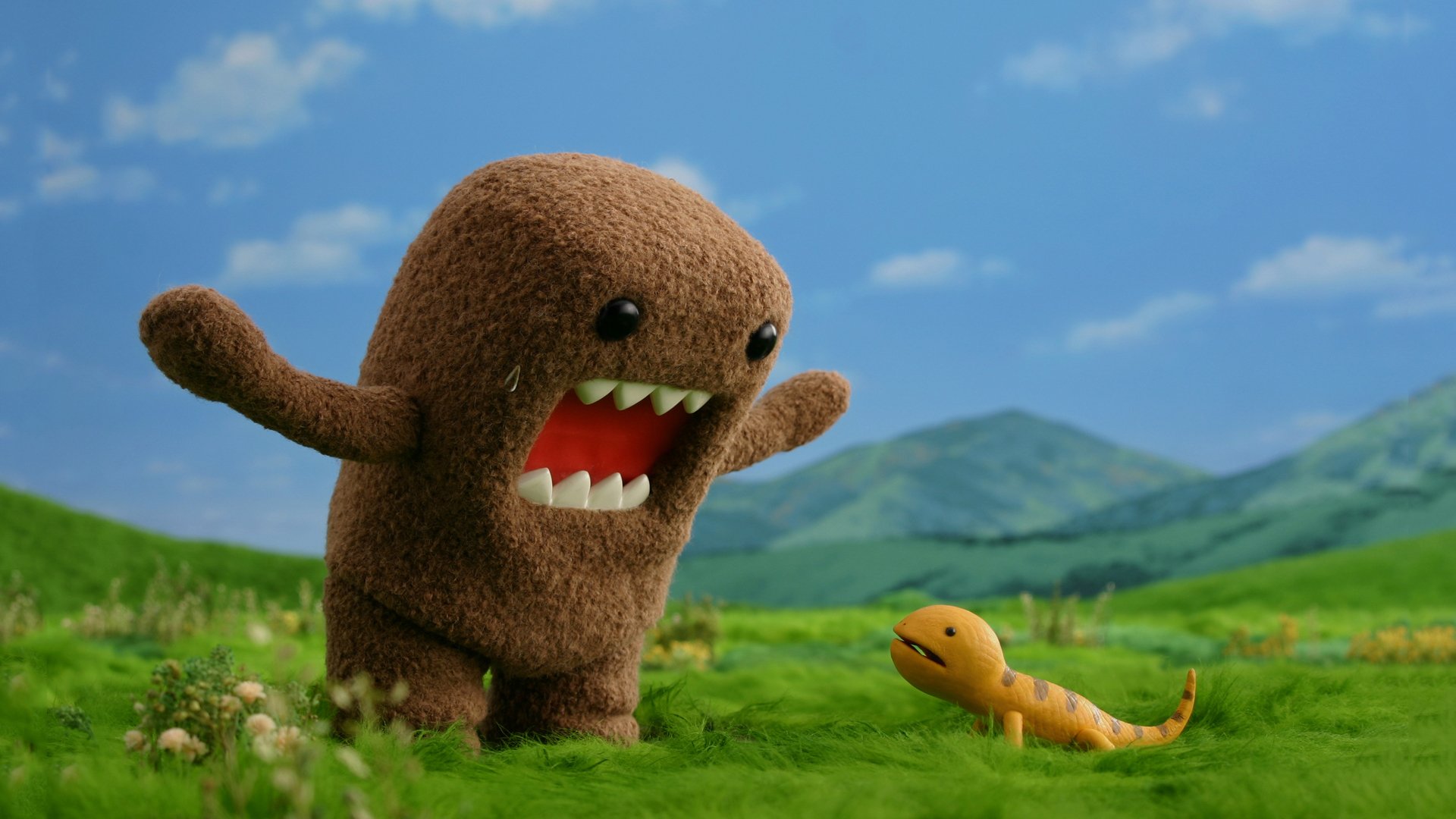 domo-kun jaszczurka trawa