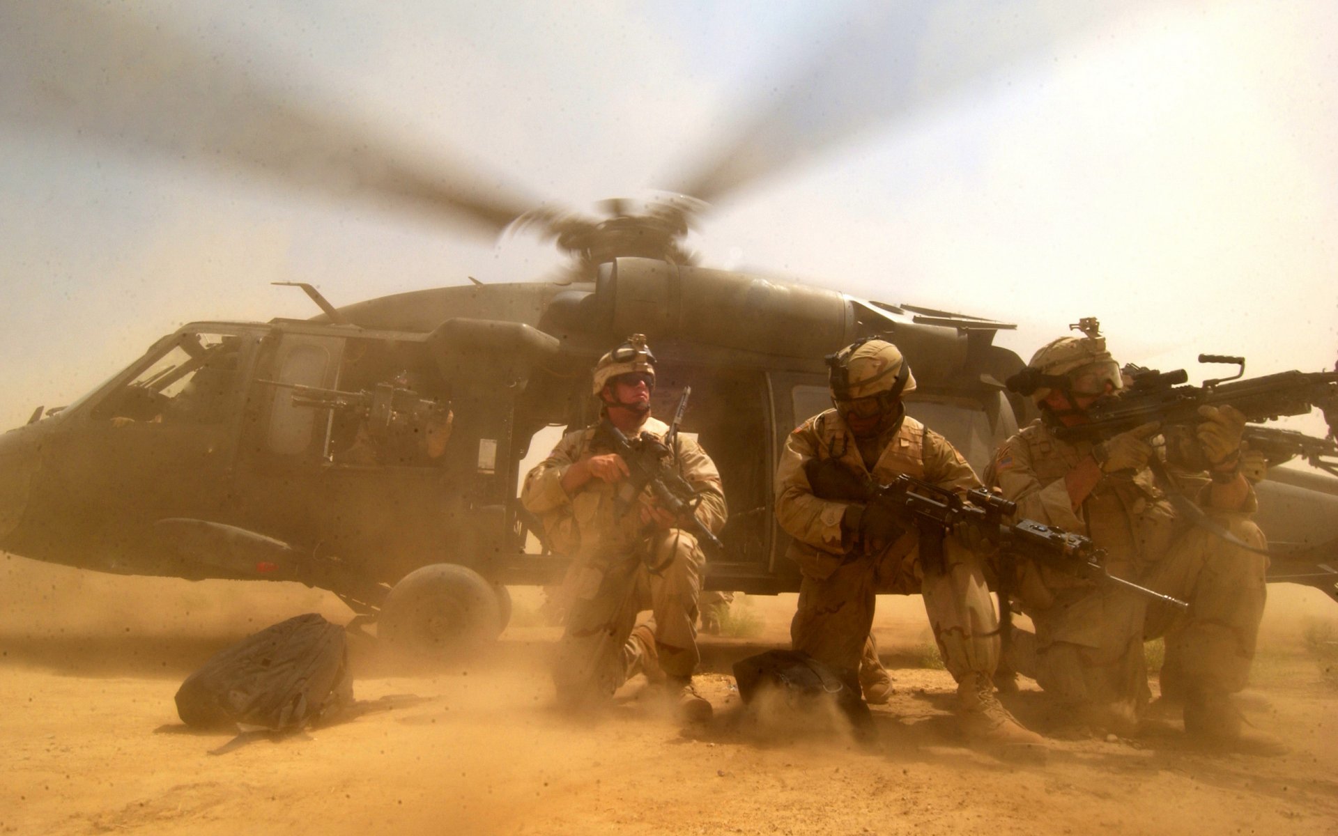 soldats débarquement black hawk désert