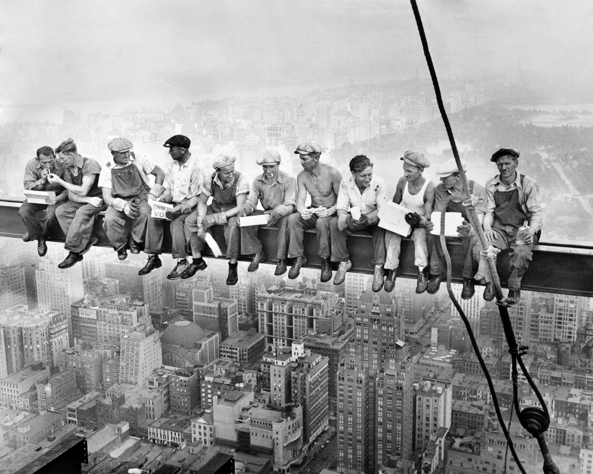 lavoratori pausa fumo riposo trave altezza città grattacielo edificio new york storia foto