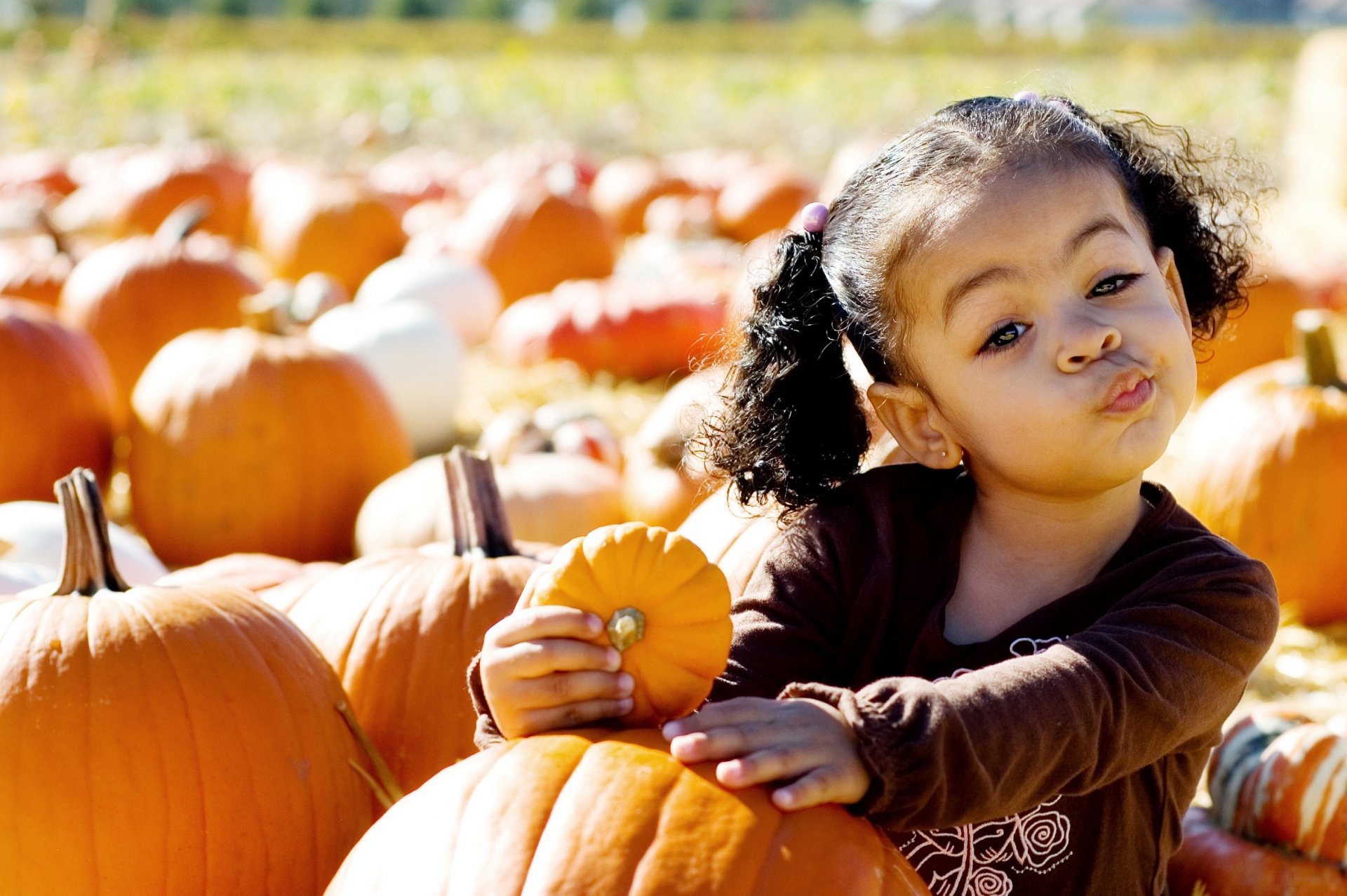 niña bebé cara mueca fresco calabaza calabaza fruta