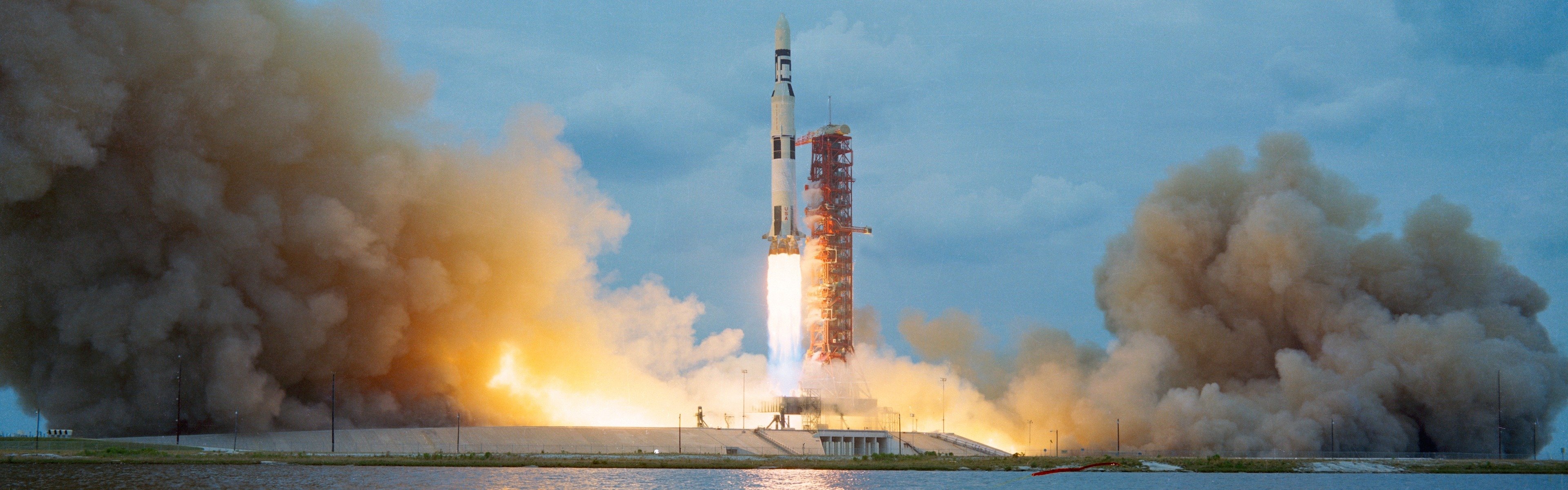 le décollage le lancement la fusée le feu la fumée cosmodrome de baïkonour