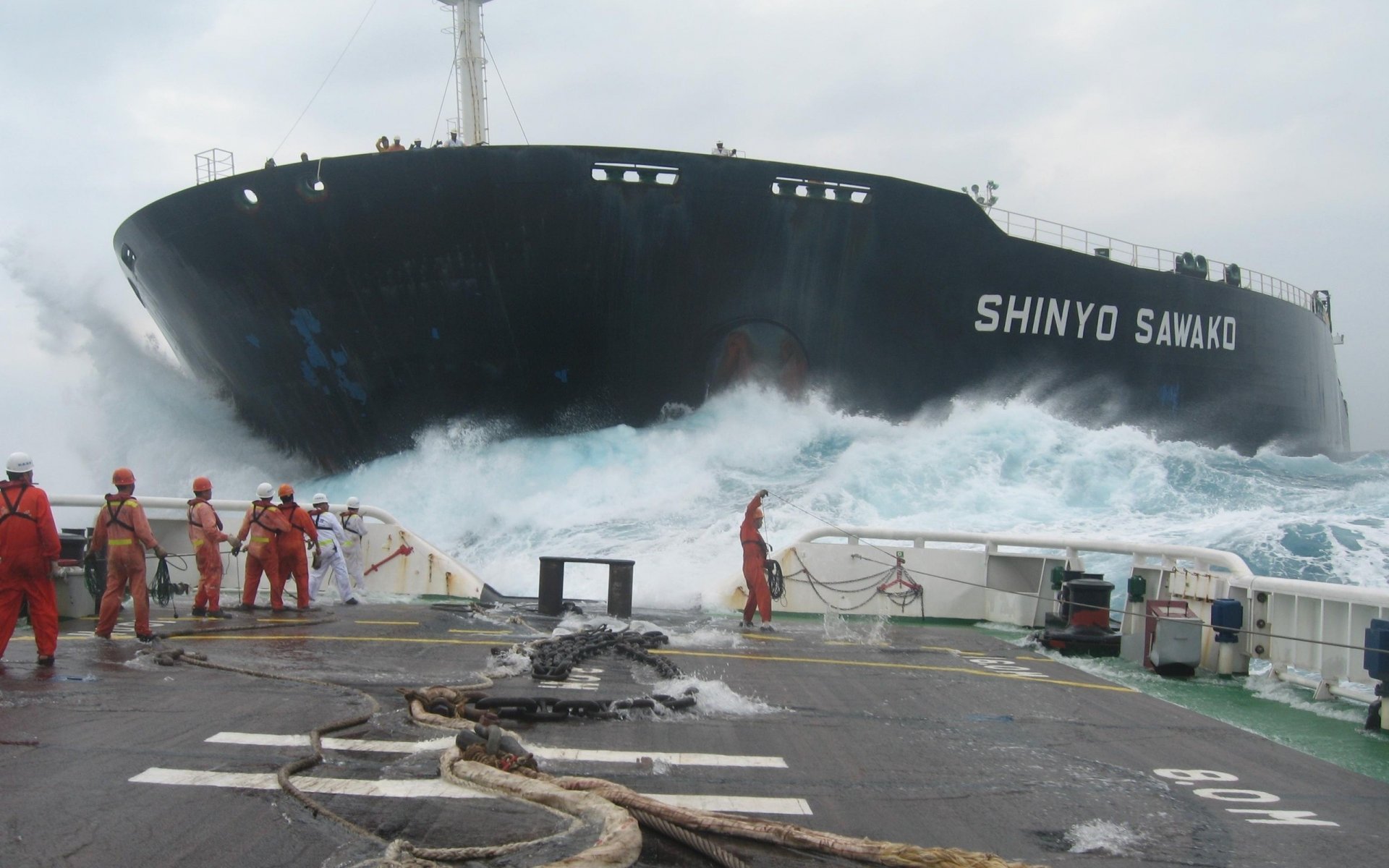 morze ocean burza fale statek tankowiec pokład liny łańcuchy zespół