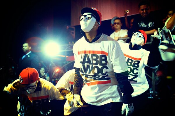 Grupo de bailarines enmascarados en la pista de baile