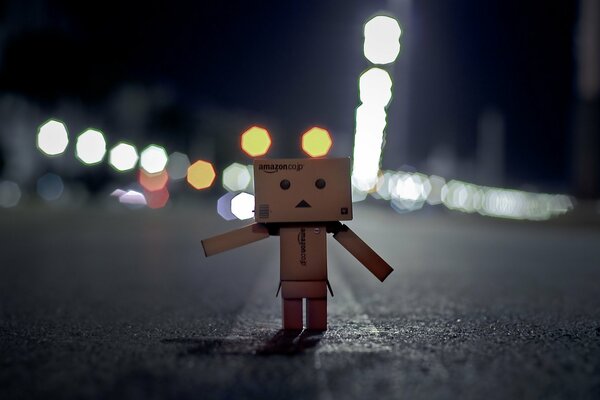 Danbo KARTONOWY człowiek wędrujący po nocnym torze oświetlonym światłami