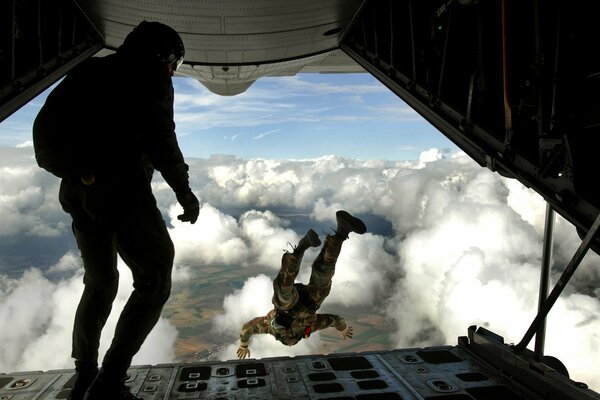 Saltare da un aereo da un altezza alle nuvole
