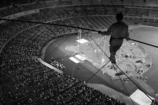 The audience looks at the situation under the dome and experiences adrenaline