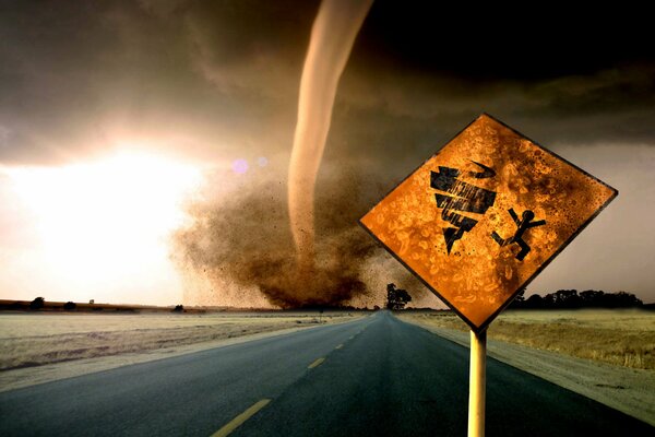 Tornados en la carretera y señal de peligro