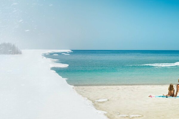 Symbolisme de la fusion des saisons de l hiver et de l été avec un skieur sur la neige et maman et fille assis sur la plage