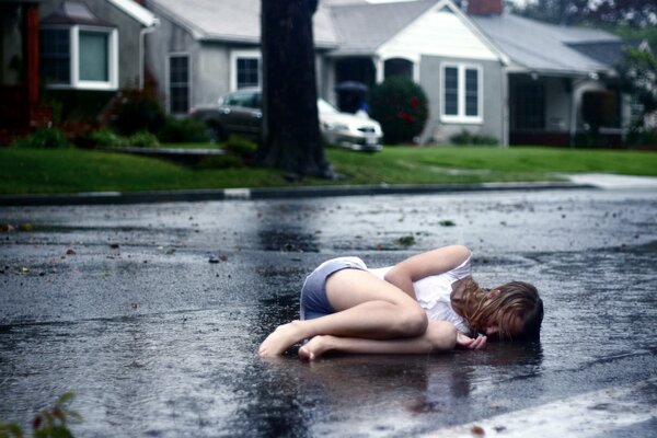 Fille ivre se trouve sur le trottoir