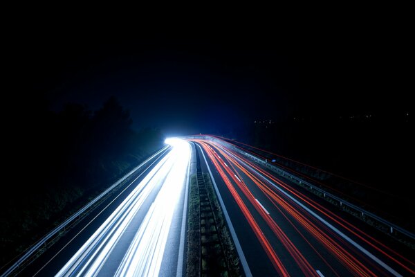 Un effet de flou de la lumière de voitures sur la route de nuit