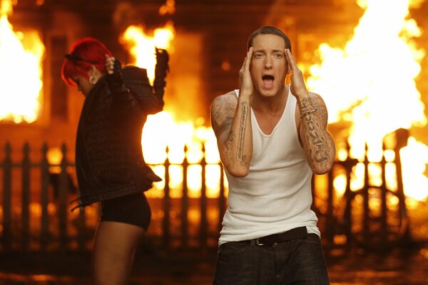 Sänger Eminem im Hintergrund des Feuers mit Sängerin rihanna