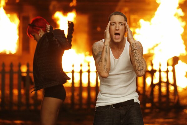 El cantante Eminem en medio del fuego con la cantante rihanna