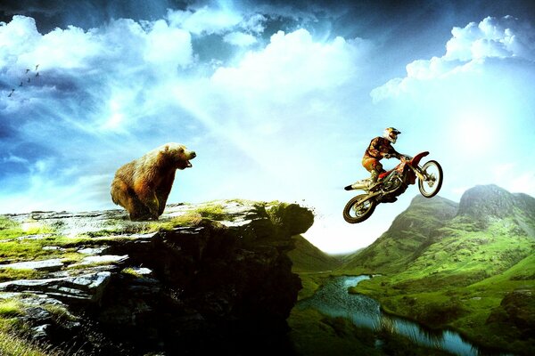 Motociclista se aleja de un oso en las montañas