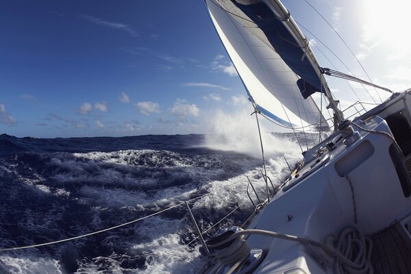 Yacht en mer sur les grosses vagues