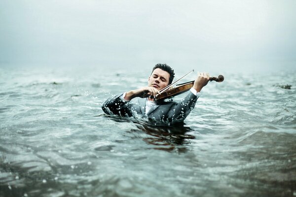 Hombre en el agua tocando el violín