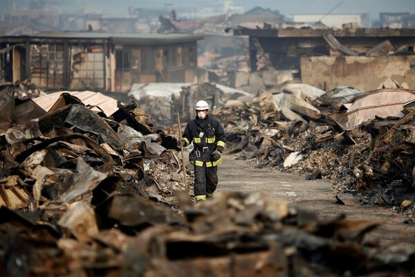 Sauveteur sur le fond de la destruction après землятрячения