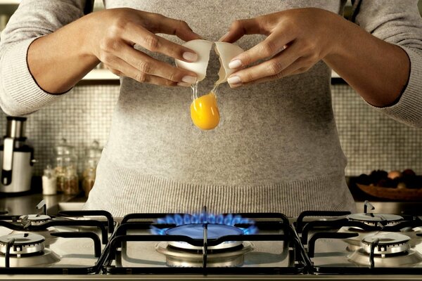 The process of cooking eggs without a frying pan