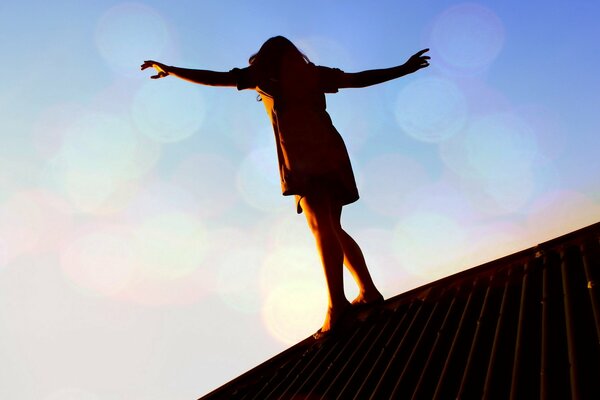 Dziewczyna na dachu utrzymuje równowagę