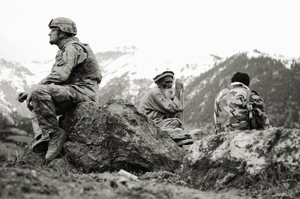 Soldats assis dans les montagnes avec le vieil homme