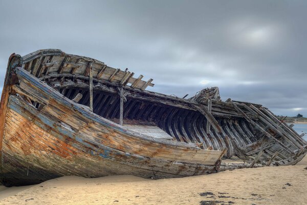 Resti di una nave sulla costa del mare