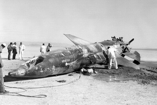Фотография крушения самолета в пустыне