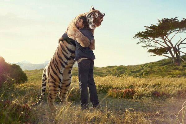 Ein großer Tiger umarmt einen Mann