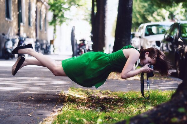 Ragazza impennata che fotografa l erba