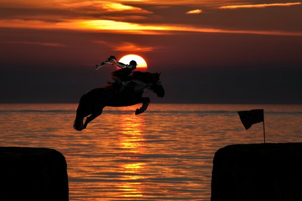 Il cavallo fa un salto al tramonto