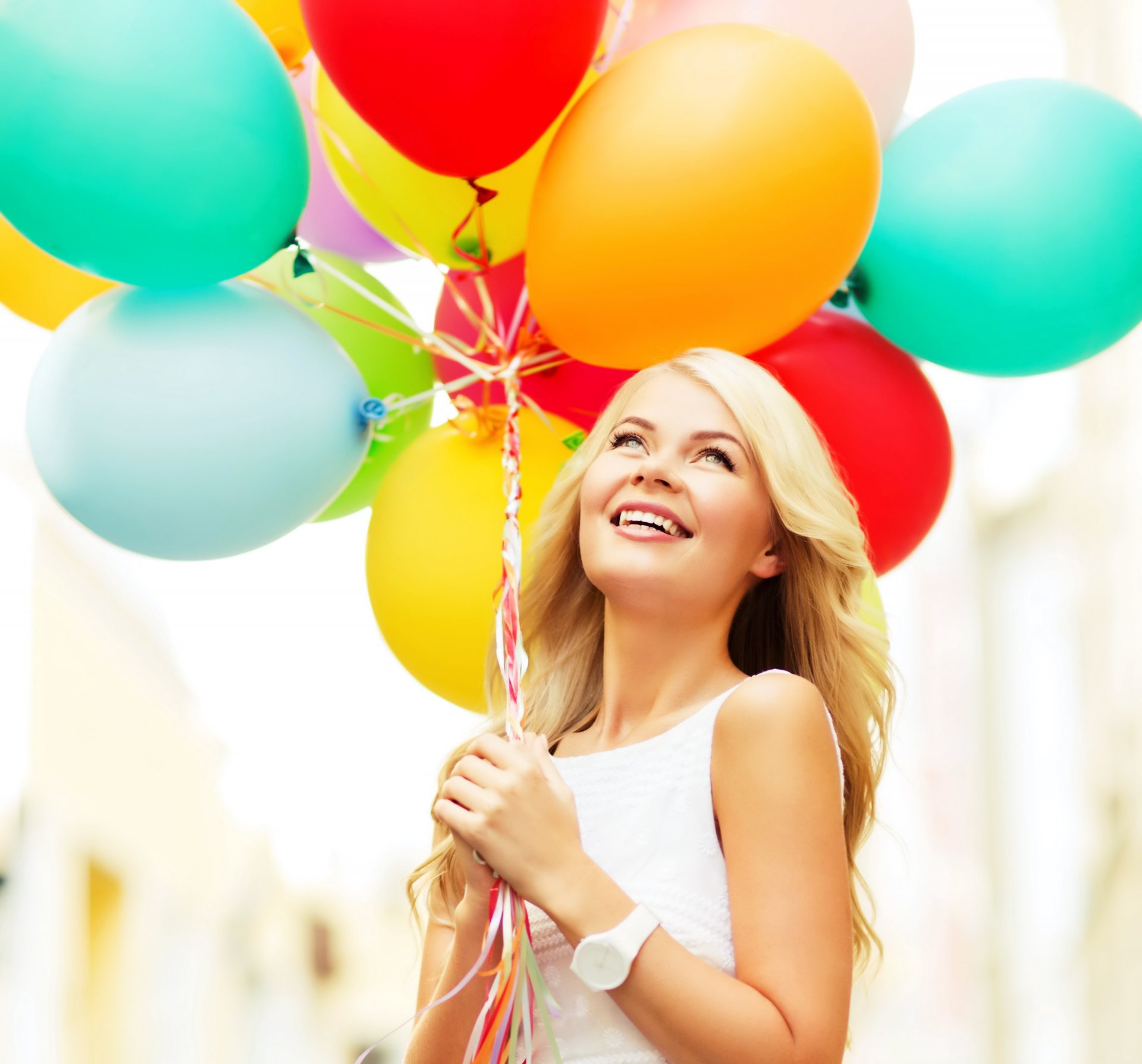 feliz chica mujer globos sonrisa alegría felicidad globos