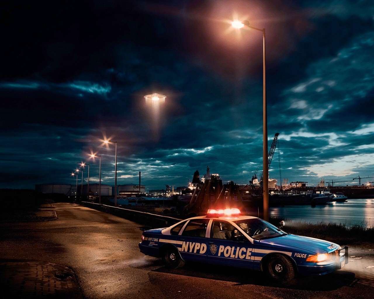 policja auto port ufo latarki wieczór