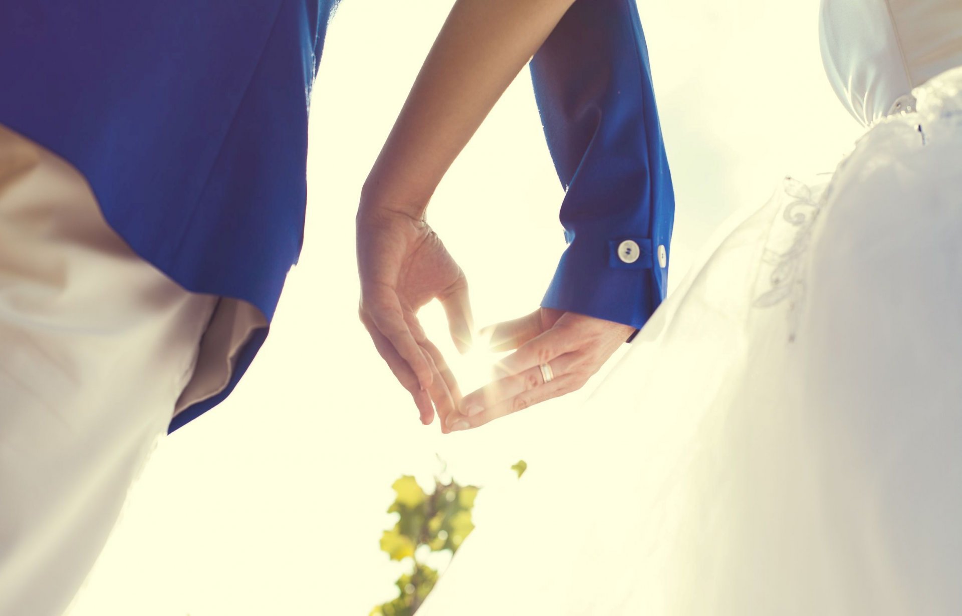 stimmung hochzeit frau mann paar mann frau hochzeitskleid anzug liebe romantik ring herz herz hände glück freude spaß sonne hochzeitstag tag laub blätter blätter baum unschärfe bo